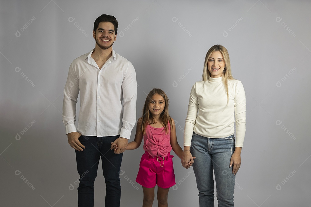 Pais jovens bonitos ao lado de sua linda filha