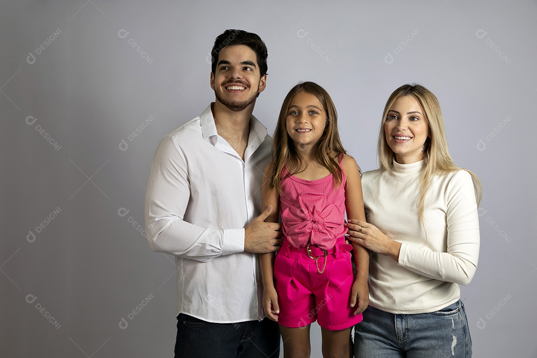 Pais jovens bonitos ao lado de sua linda filha