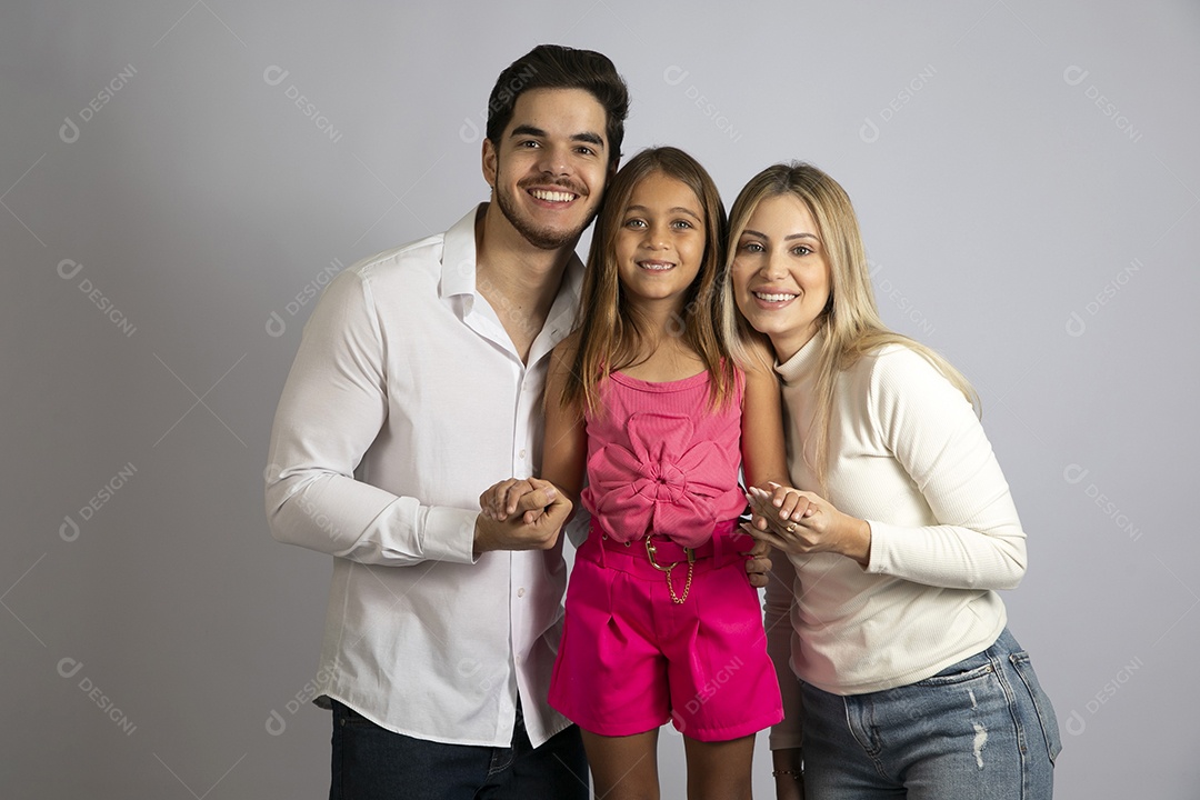 Pais jovens bonitos ao lado de sua linda filha