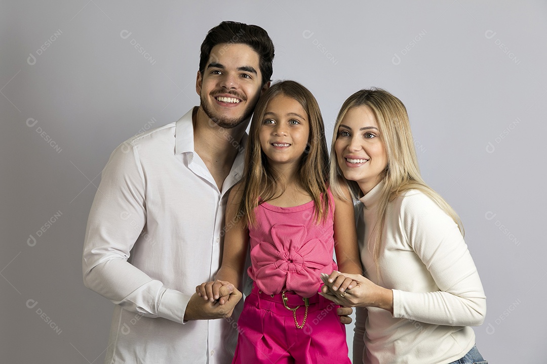 Pais jovens bonitos ao lado de sua linda filha