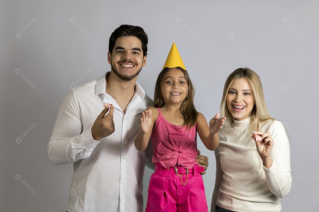 Pais jovens bonitos comemorando aniversário de sua linda filha
