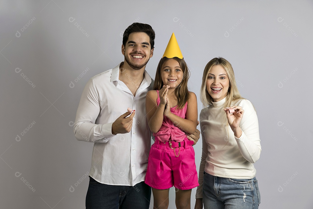 Pais jovens bonitos comemorando aniversário de sua linda filha