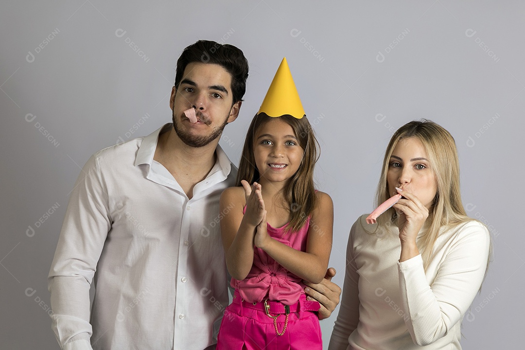 Pais jovens bonitos comemorando aniversário de sua linda filha