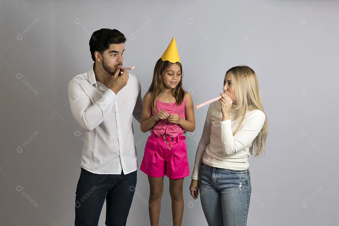 Pais jovens bonitos comemorando aniversário de sua linda filha