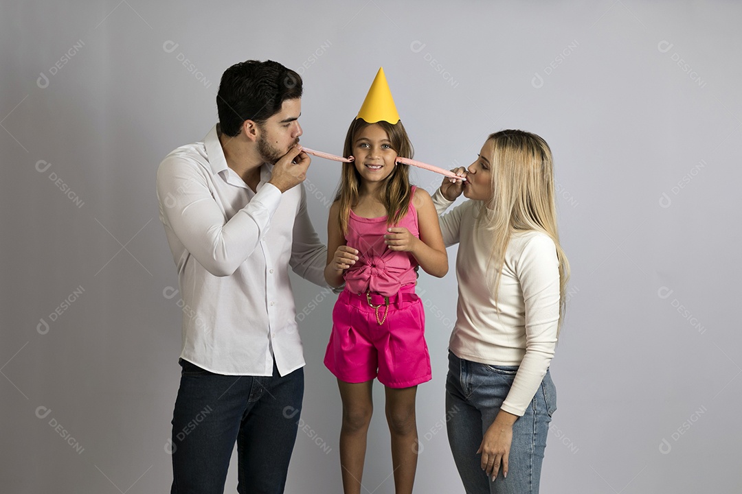 Pais jovens bonitos comemorando aniversário de sua linda filha