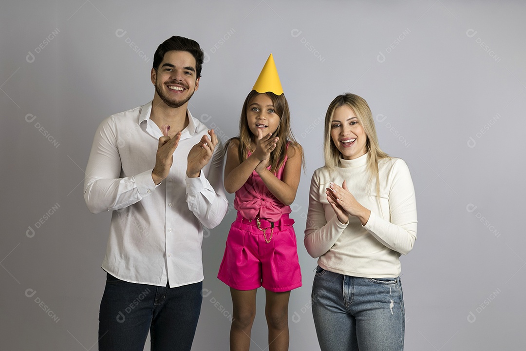 Pais jovens bonitos comemorando aniversário de sua linda filha