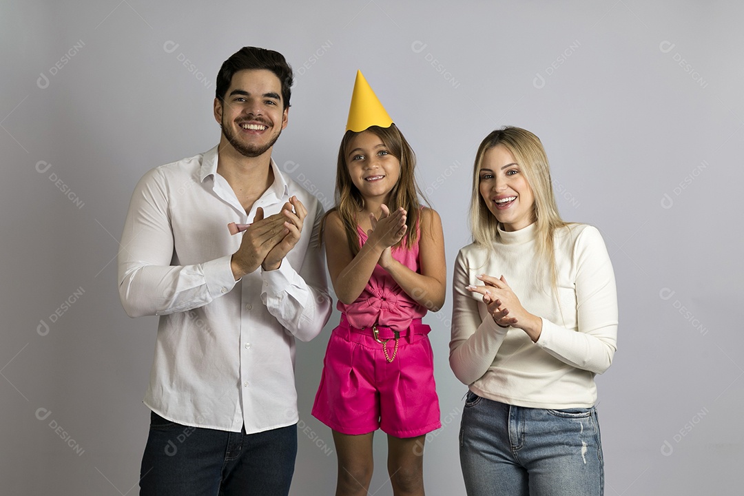 Pais jovens bonitos comemorando aniversário de sua linda filha