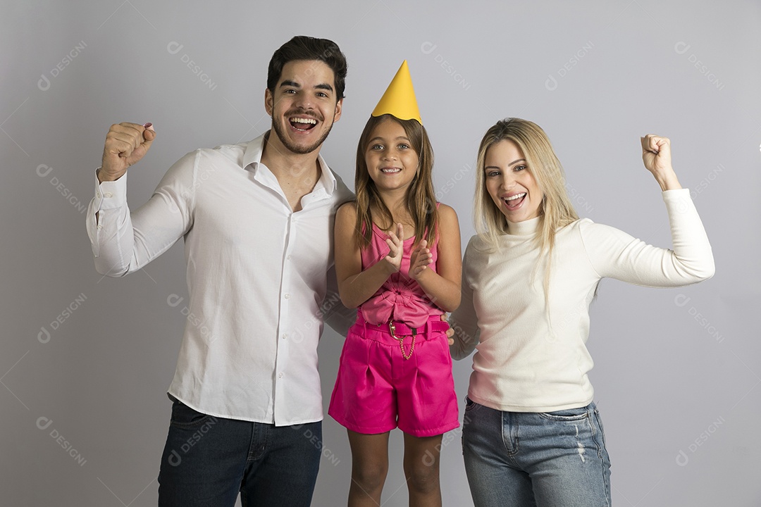 Pais jovens bonitos comemorando aniversário de sua linda filha