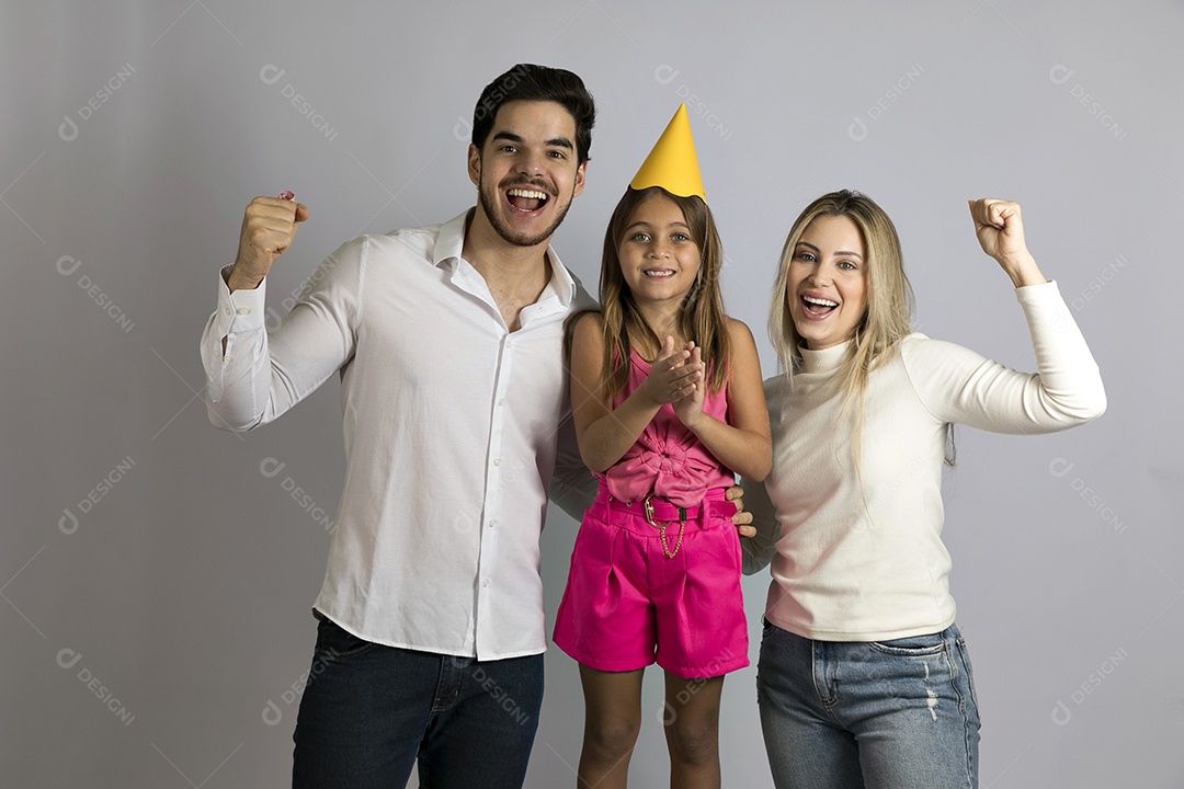 Pais jovens bonitos comemorando aniversário de sua linda filha