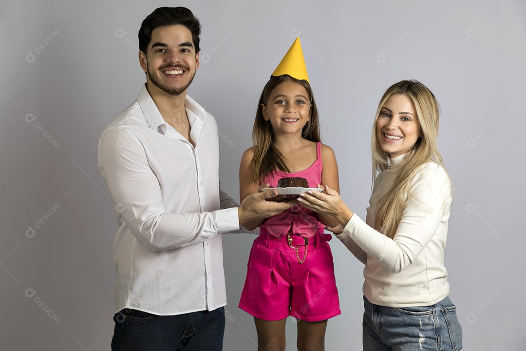 Pais jovens bonitos comemorando aniversário de sua linda filha