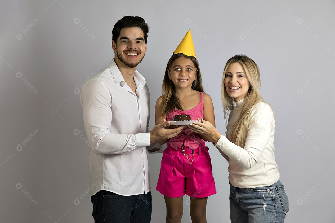 Pais jovens bonitos comemorando aniversário de sua linda filha