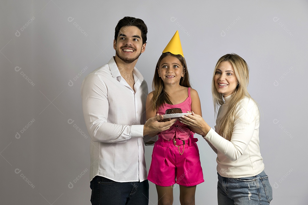 Pais jovens bonitos comemorando aniversário de sua linda filha