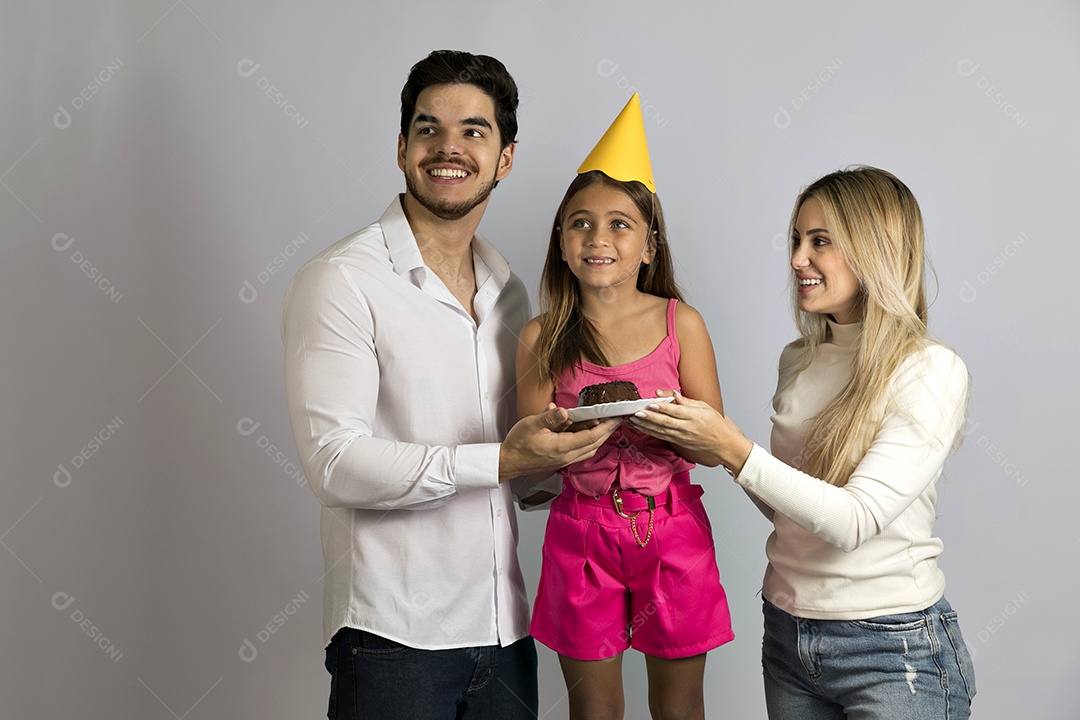 Pais jovens bonitos comemorando aniversário de sua linda filha