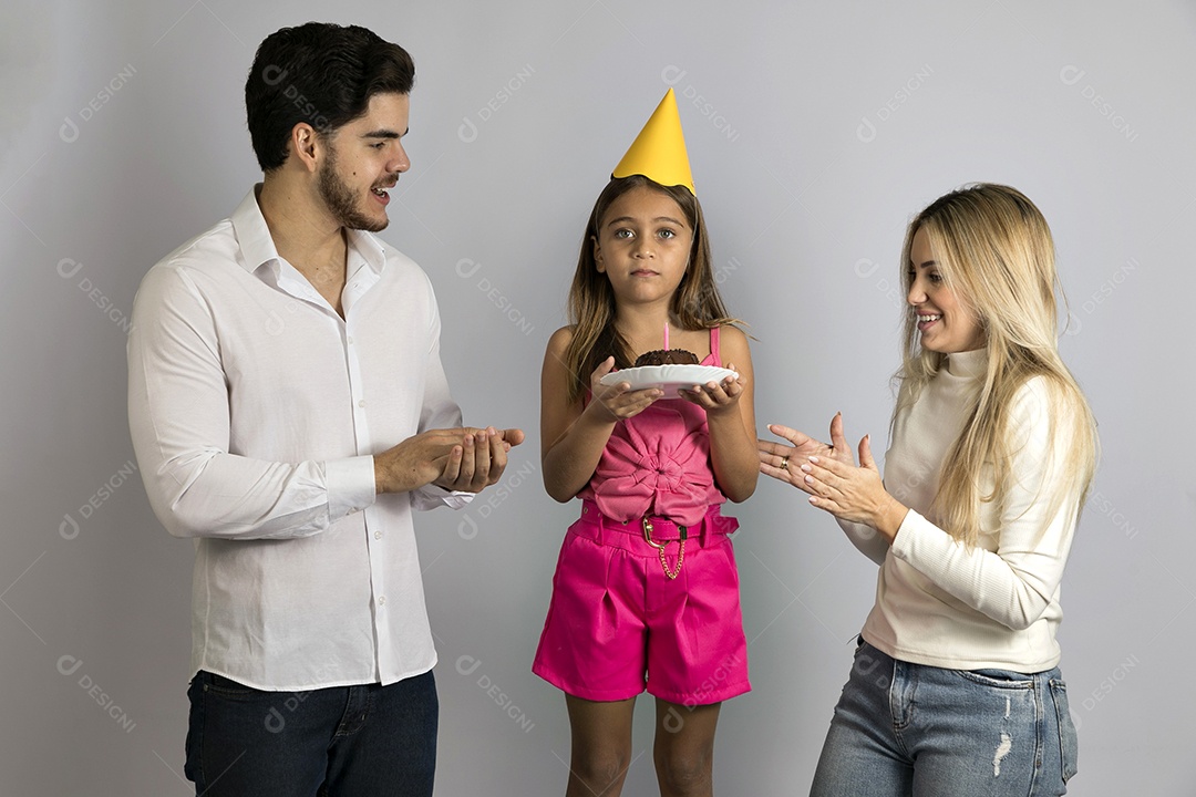 Pais jovens bonitos comemorando aniversário de sua linda filha