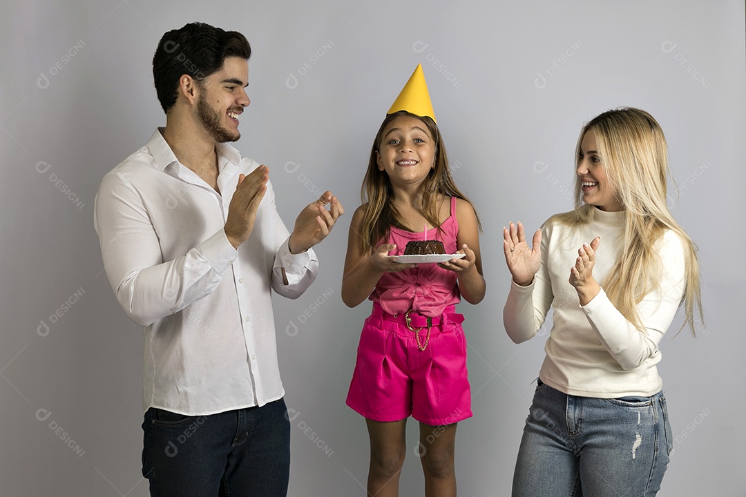 Pais jovens bonitos comemorando aniversário de sua linda filha