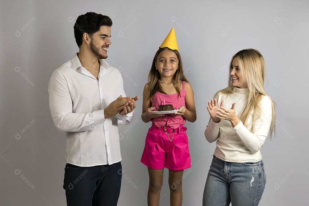 Pais jovens bonitos comemorando aniversário de sua linda filha