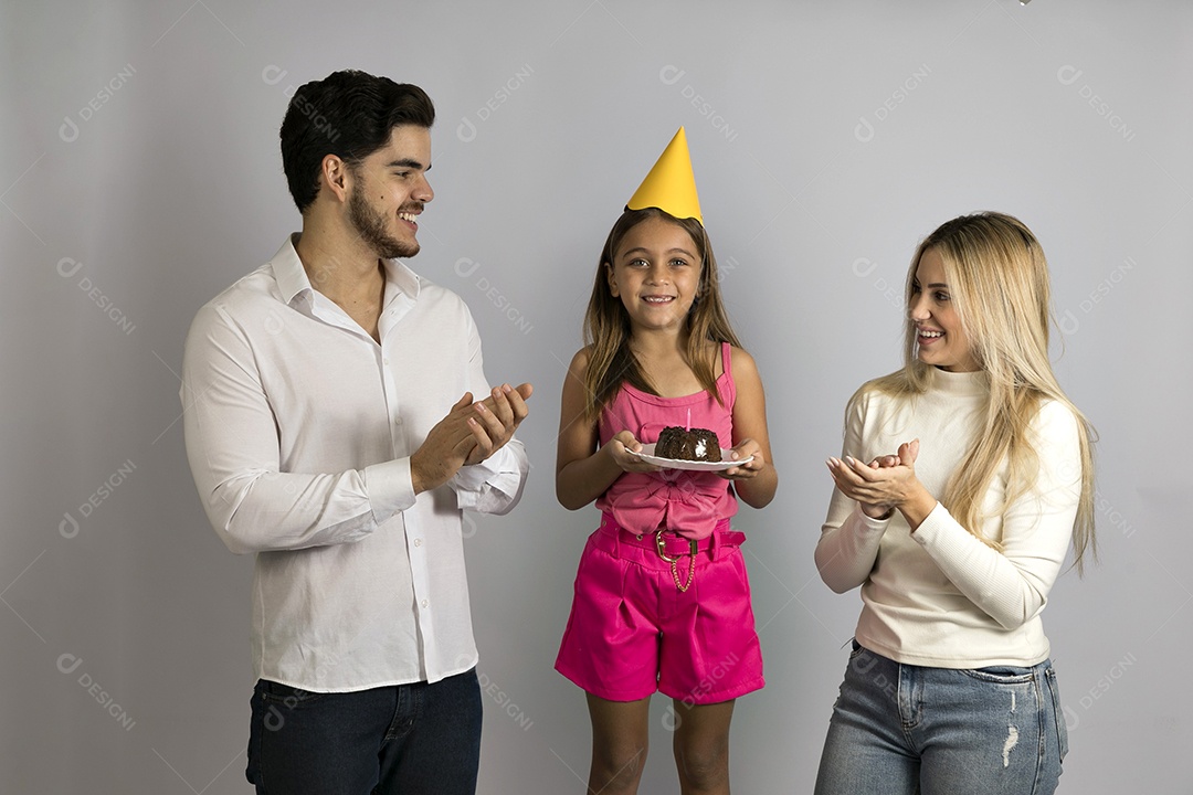 Pais jovens bonitos comemorando aniversário de sua linda filha