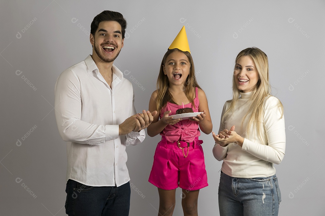 Pais jovens bonitos comemorando aniversário de sua linda filha