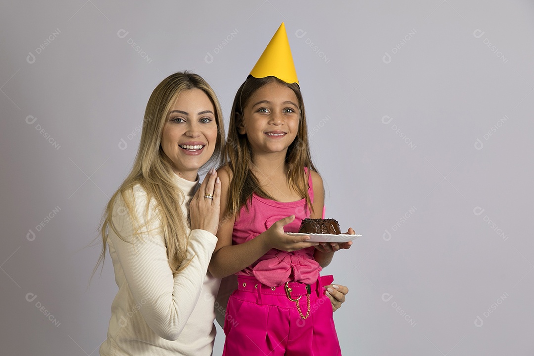 Linda mãe jovem ao lado de sua filha fundo isolado branco