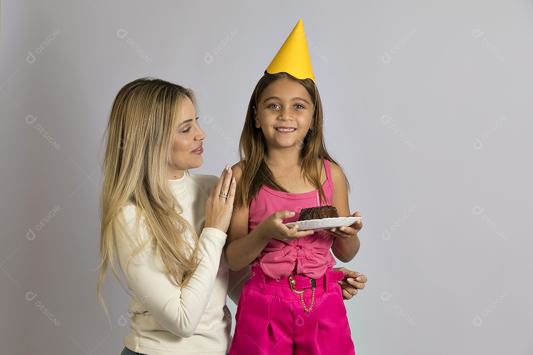 Linda mãe jovem comemorando aniversário de sua filha fundo isolado branco