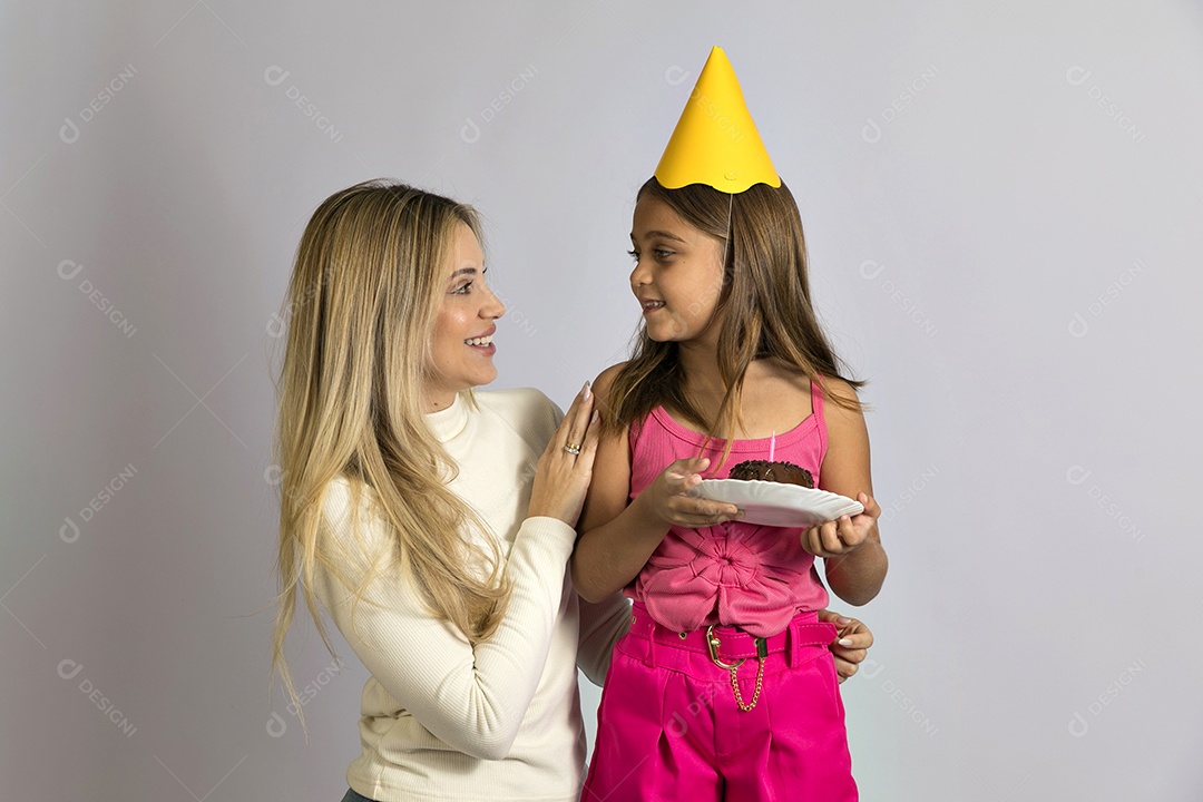 Linda mãe jovem ao lado de sua filha fundo isolado branco