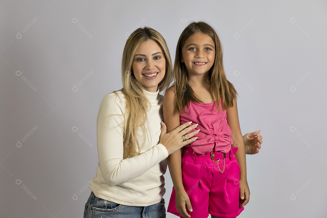 Linda mãe jovem ao lado de sua filha fundo isolado branco