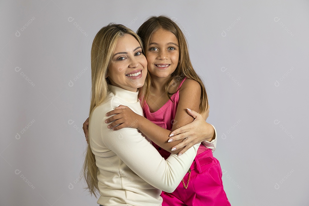 Linda mãe jovem ao lado de sua filha fundo isolado branco