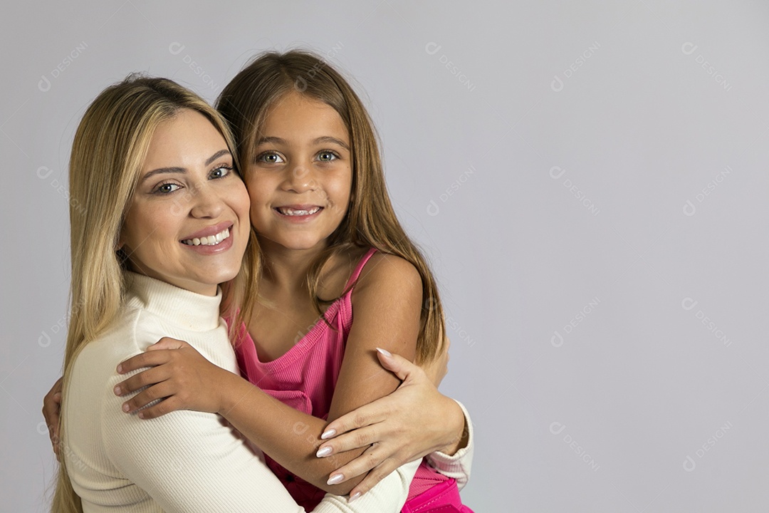 Linda mãe jovem ao lado de sua filha fundo isolado branco