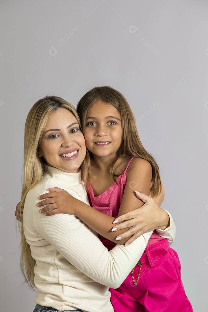 Linda mãe jovem ao lado de sua filha fundo isolado branco