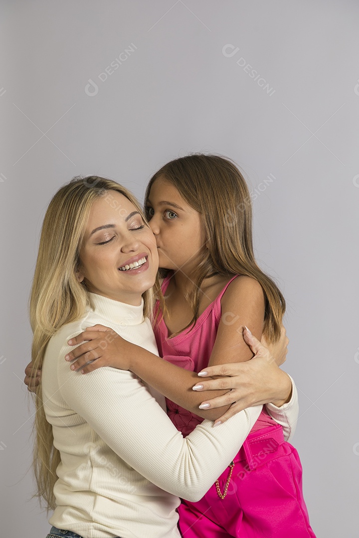 Linda mãe jovem ao lado de sua filha fundo isolado branco