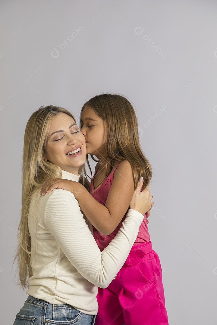 Linda mãe jovem ao lado de sua filha fundo isolado branco