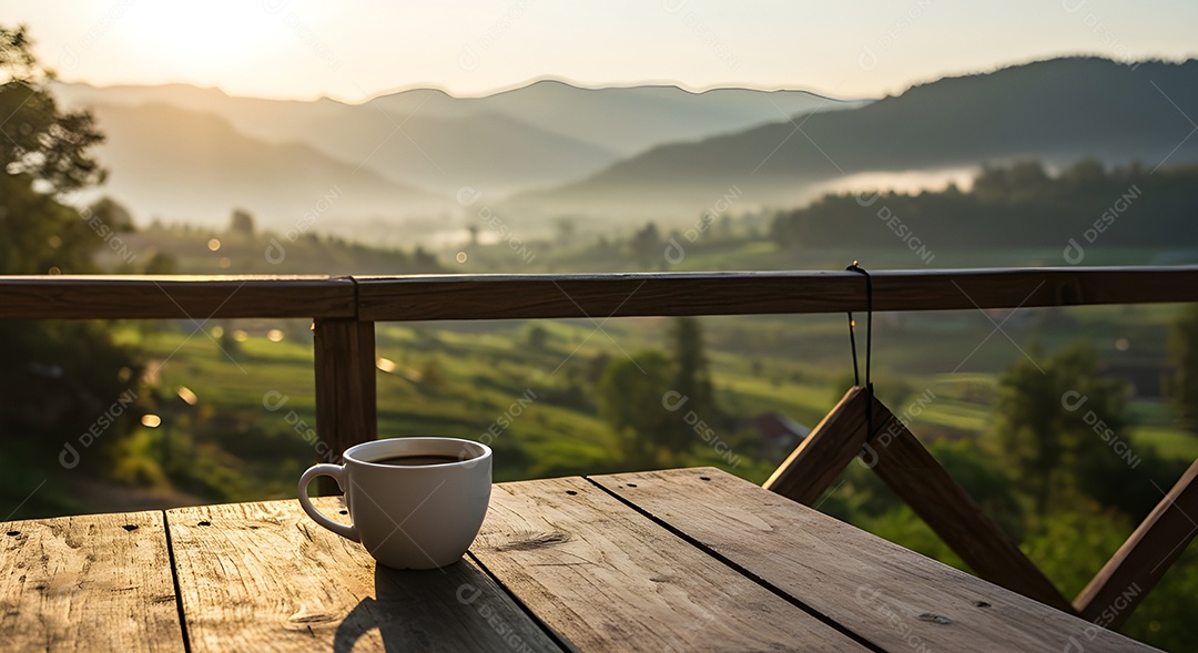 Xícara de café em uma mesa de madeira