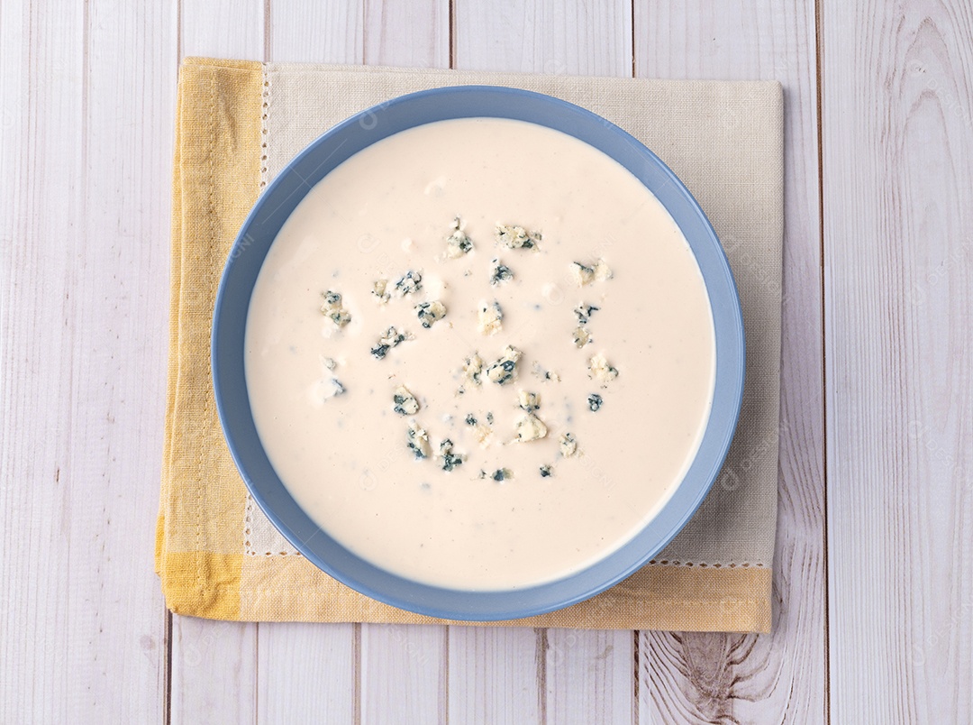 Sopa de Queijo em uma mesa de madeira