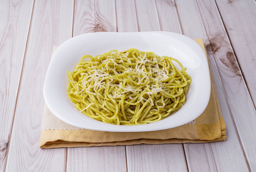 A imagem mostra um prato de Spaghetti alla Carbonara