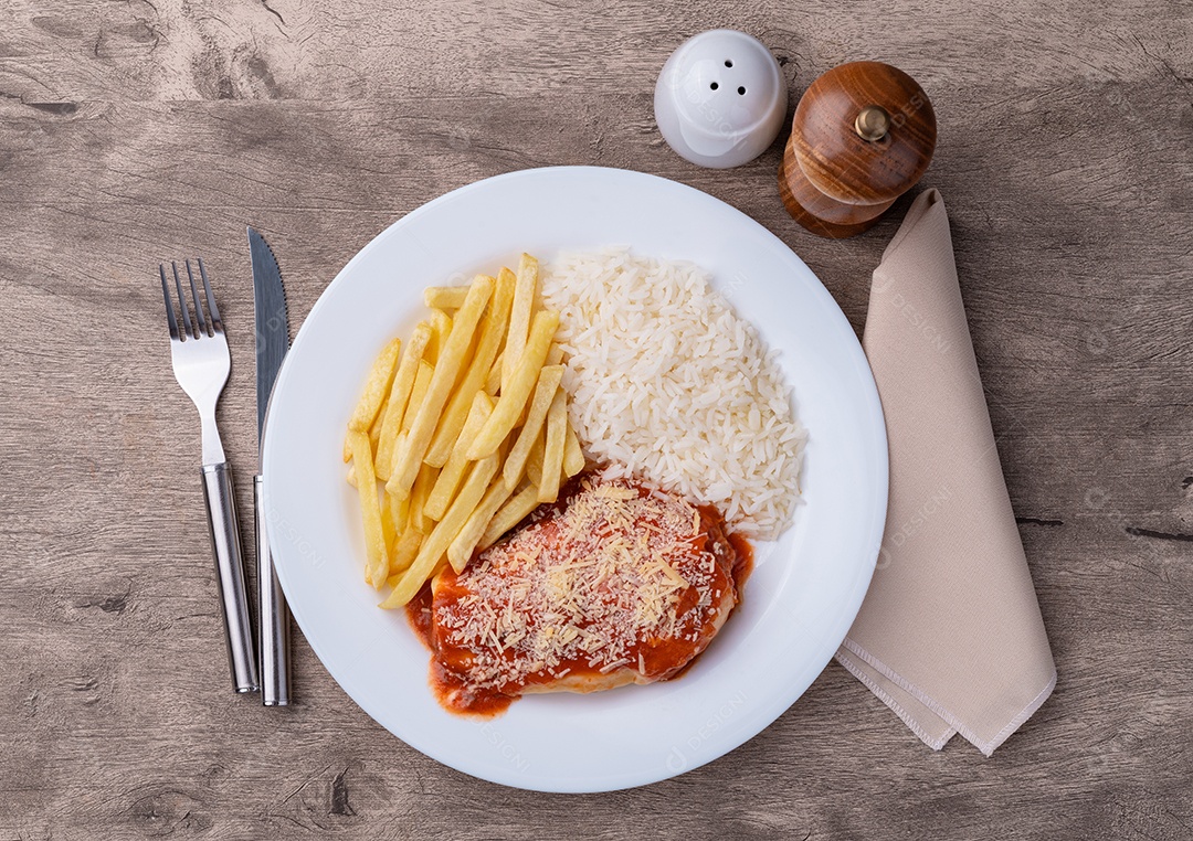 Prato de comida que se assemelha a um Bife à Parmegiana