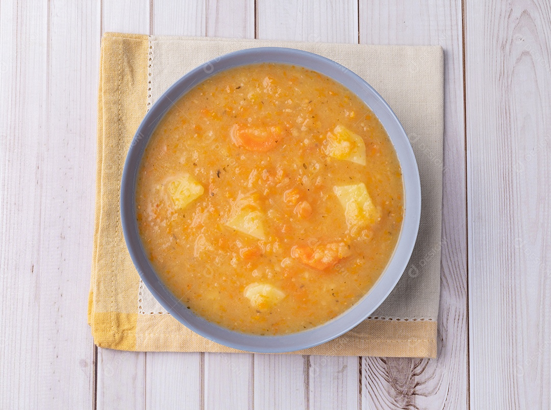Sopa Legumes em uma mesa de madeira