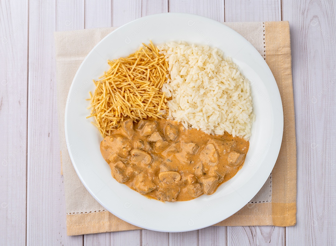 Strogonoff de Carne em uma mesa de madeira