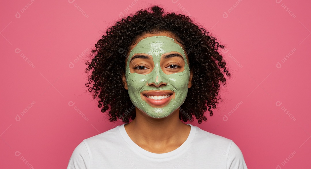 Linda mulher negra em um dia de beleza