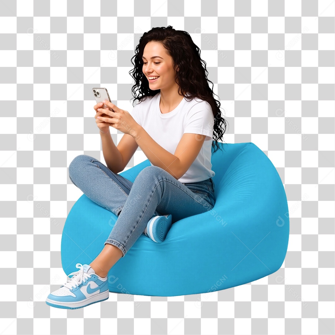 Mulher Sentada Usando Celular e Sorrindo PNG Transparente