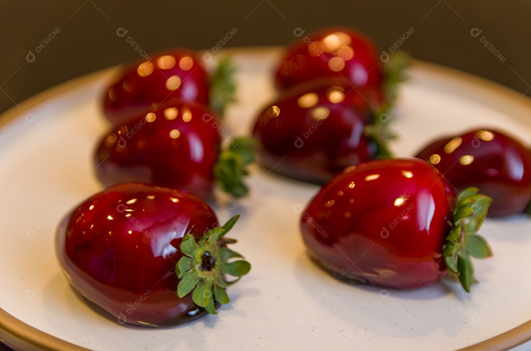 Retratos de Morangos do Amor saborosos em um prato