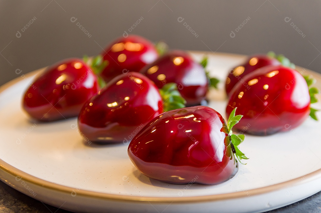 Retratos de Morangos do Amor saborosos em um prato