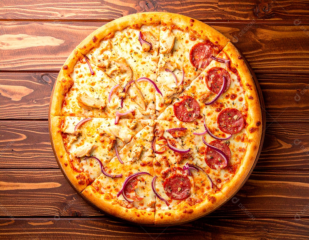 Uma pizza deliciosa e suculenta vista de cima, com metade coberta com frango desfiado suculento e bastante queijo cheddar derretido, e a outra metade com fatias generosas de calabresa dourada e crocante, acompanhadas de cebo