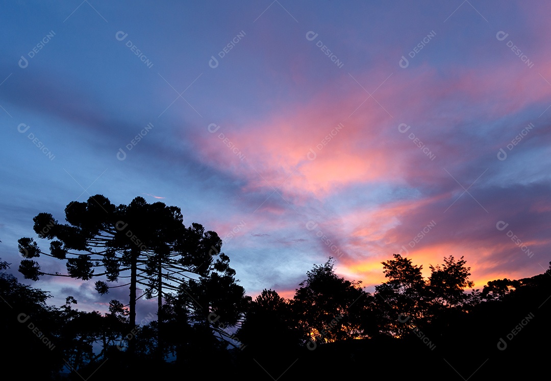 A imagem retrata um pôr do sol ou nascer do sol