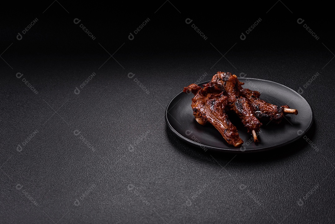 Costelas de porco grelhadas ou assadas, provavelmente com molho barbecue