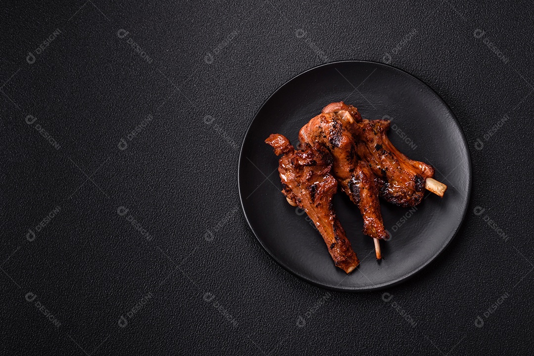 Costelas de porco grelhadas ou assadas, provavelmente com molho barbecue