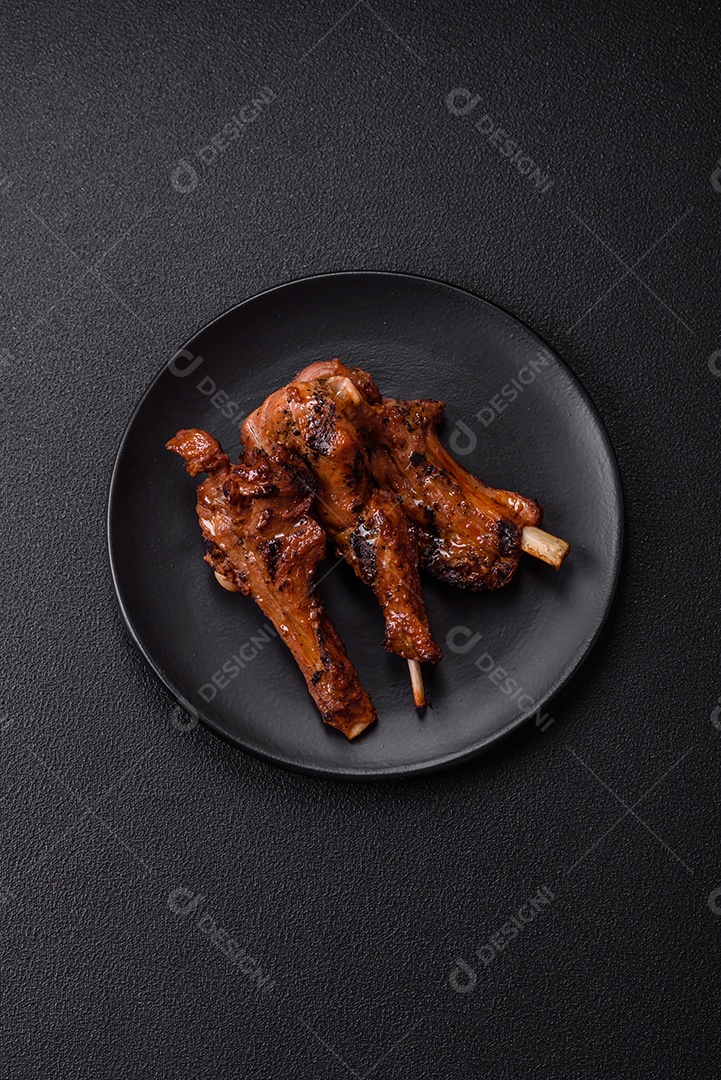 Costelas de porco grelhadas ou assadas, provavelmente com molho barbecue