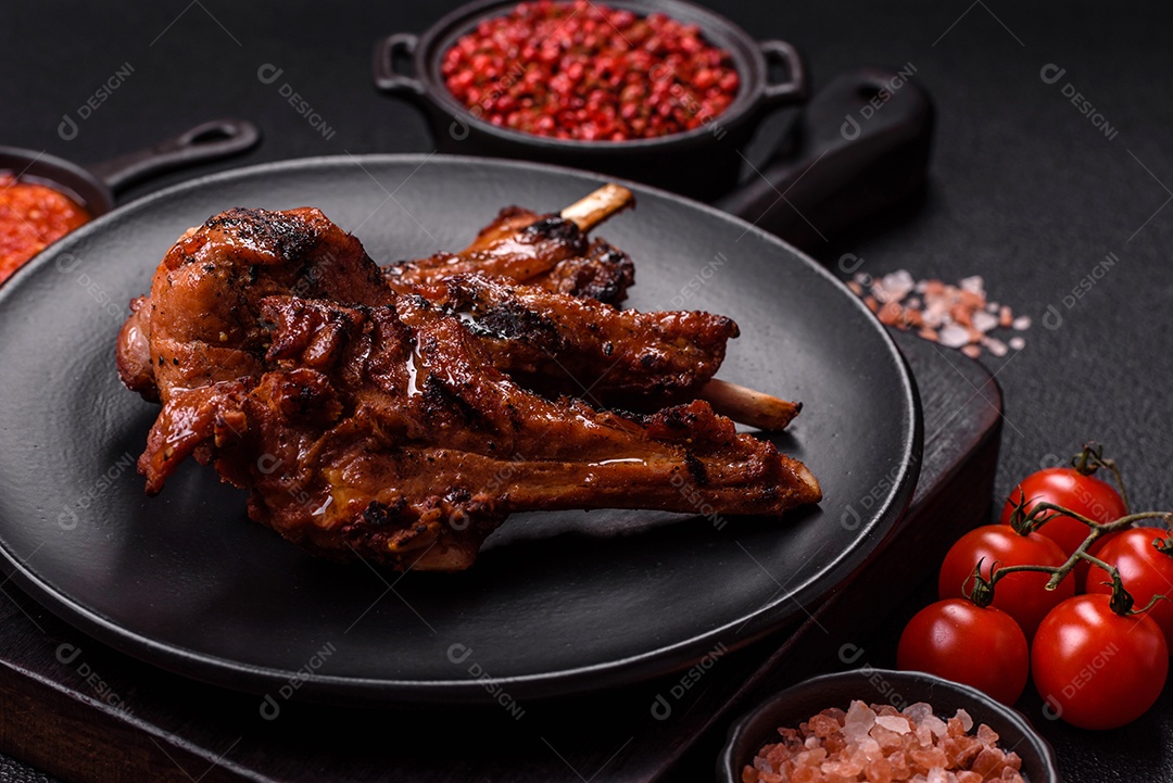 Costelas de porco grelhadas ou assadas, provavelmente com molho barbecue