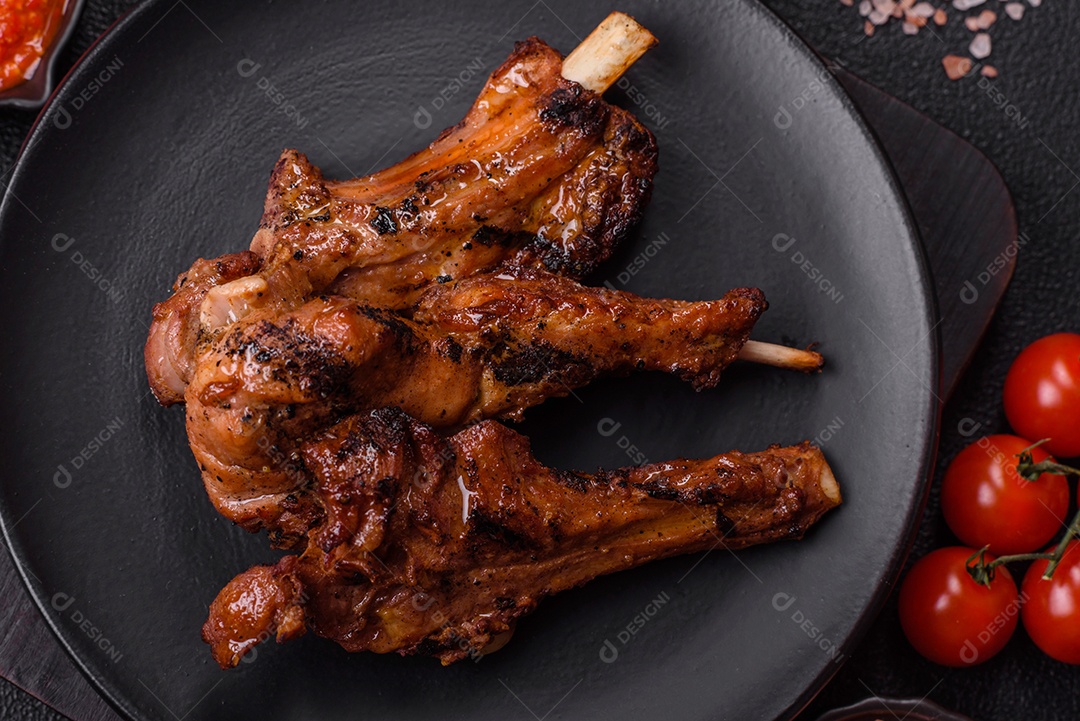 Costelas de porco grelhadas ou assadas, provavelmente com molho barbecue