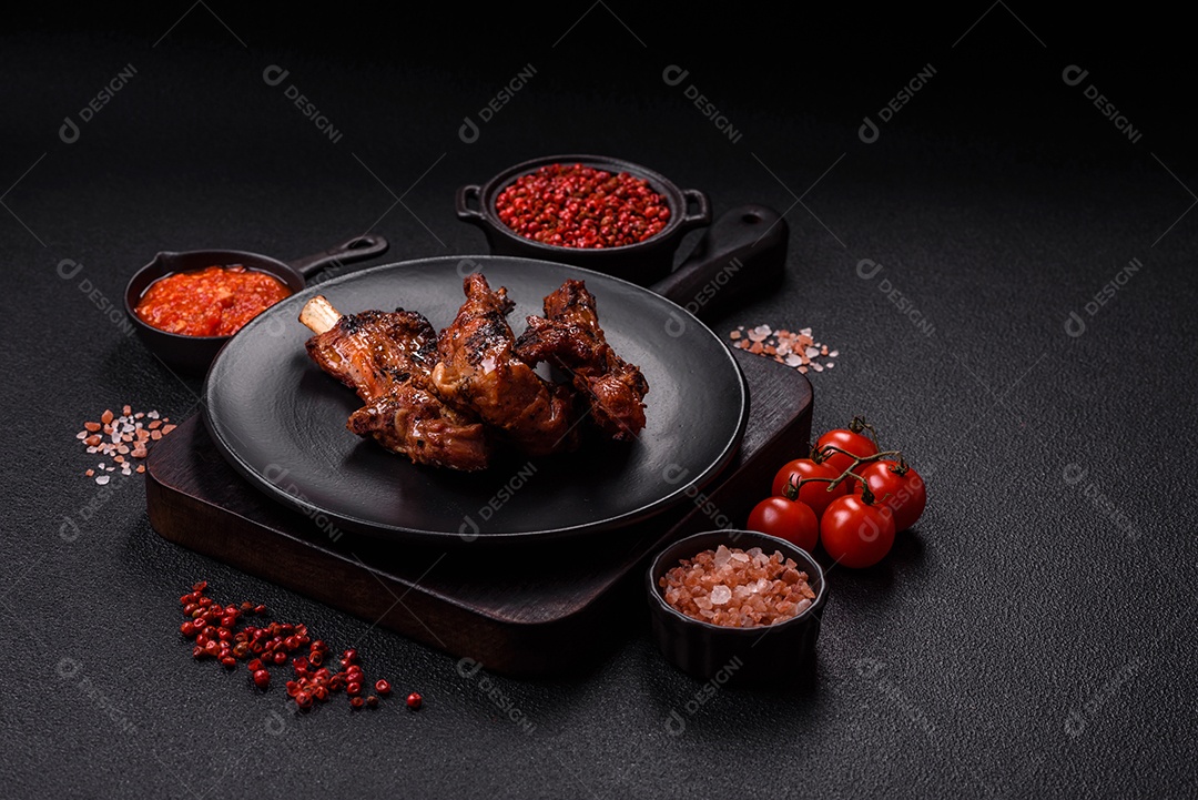 Costelas de porco grelhadas ou assadas, provavelmente com molho barbecue