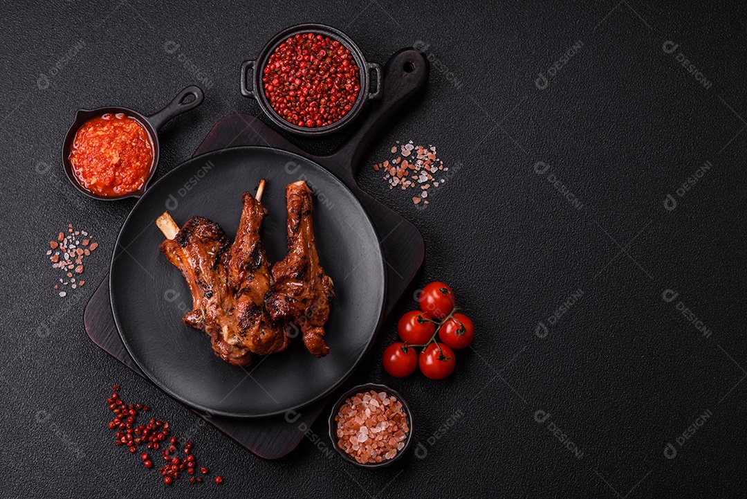 Costelas de porco grelhadas ou assadas, provavelmente com molho barbecue